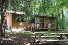   Annie's Russelin' Leaves Cabins
